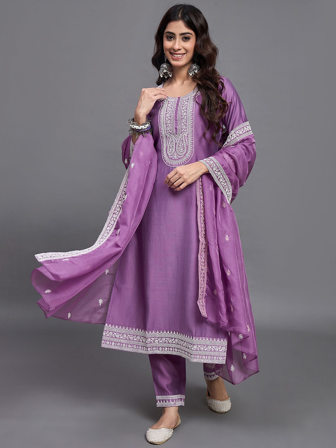 KLOSIA Ethnic Motifs Embroidered Pure Silk Straight Kurta with Trousers & With Dupatta, Pink
KLOSIA Ethnic Motifs Embroidered Pure Silk Straight Kurta with Trousers & With Dupatta, Pink