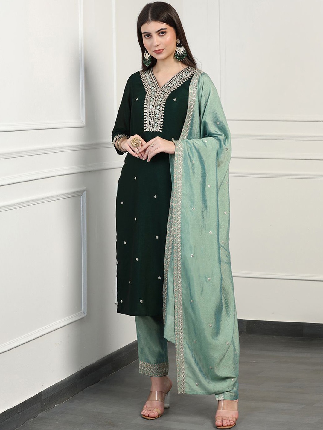 FASHION DREAM Floral Embroidered Straight Kurta with Trousers & Dupatta, Green
FASHION DREAM Floral Embroidered Straight Kurta with Trousers & Dupatta, Green
