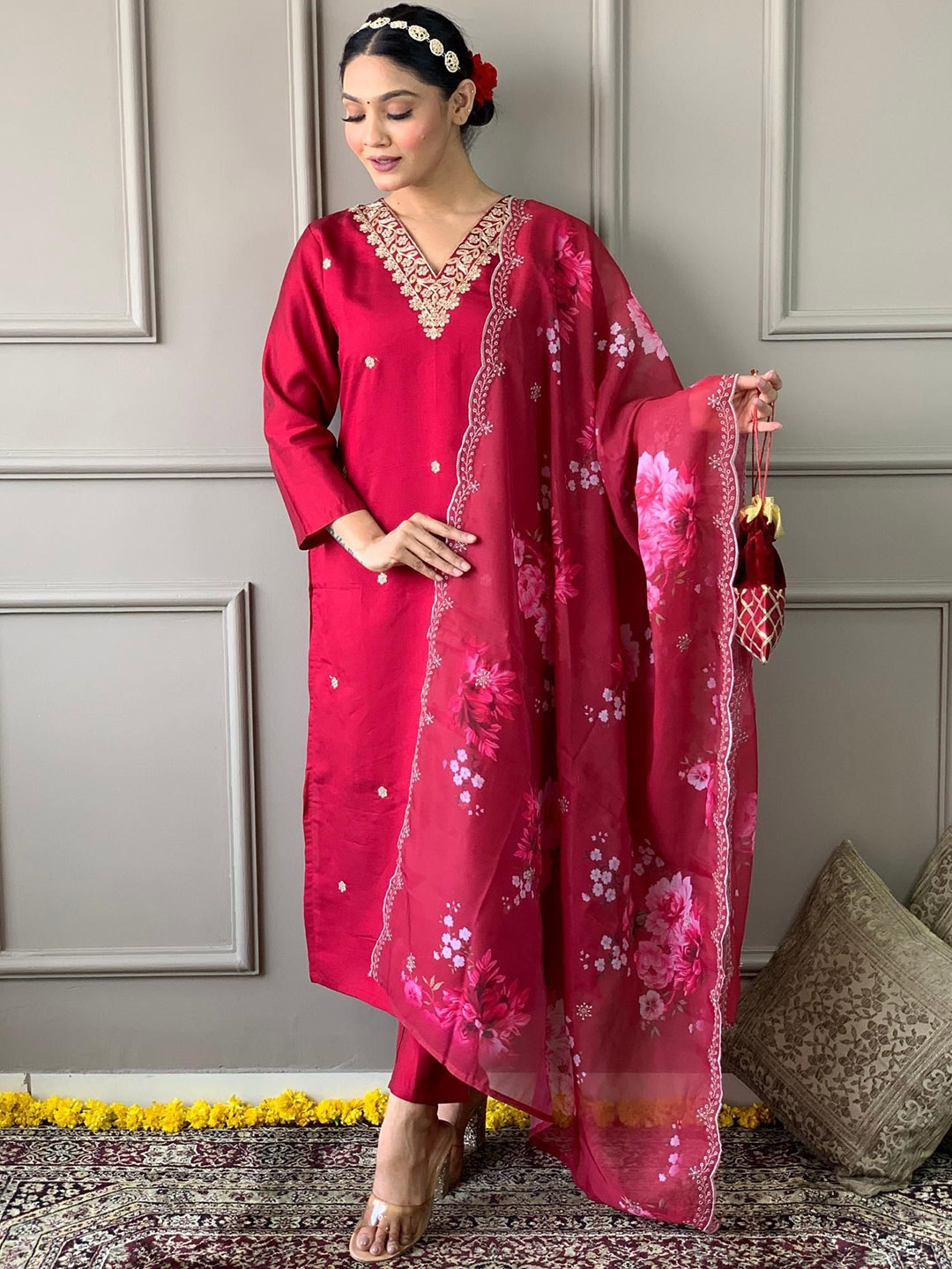 THE52 Floral Embroidered Chanderi Silk Straight Kurta with Trousers & With Dupatta, Red
THE52 Floral Embroidered Chanderi Silk Straight Kurta with Trousers & With Dupatta, Red