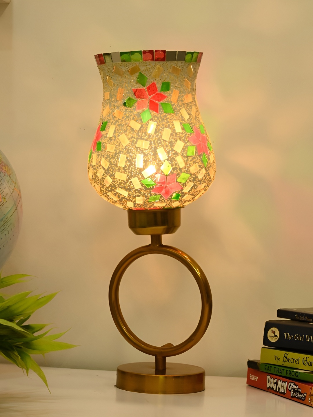 Afast White & Red Textured Traditional Bell Shaped Glass Table Lamp With Adjustable Cord
Afast White & Red Textured Traditional Bell Shaped Glass Table Lamp With Adjustable Cord