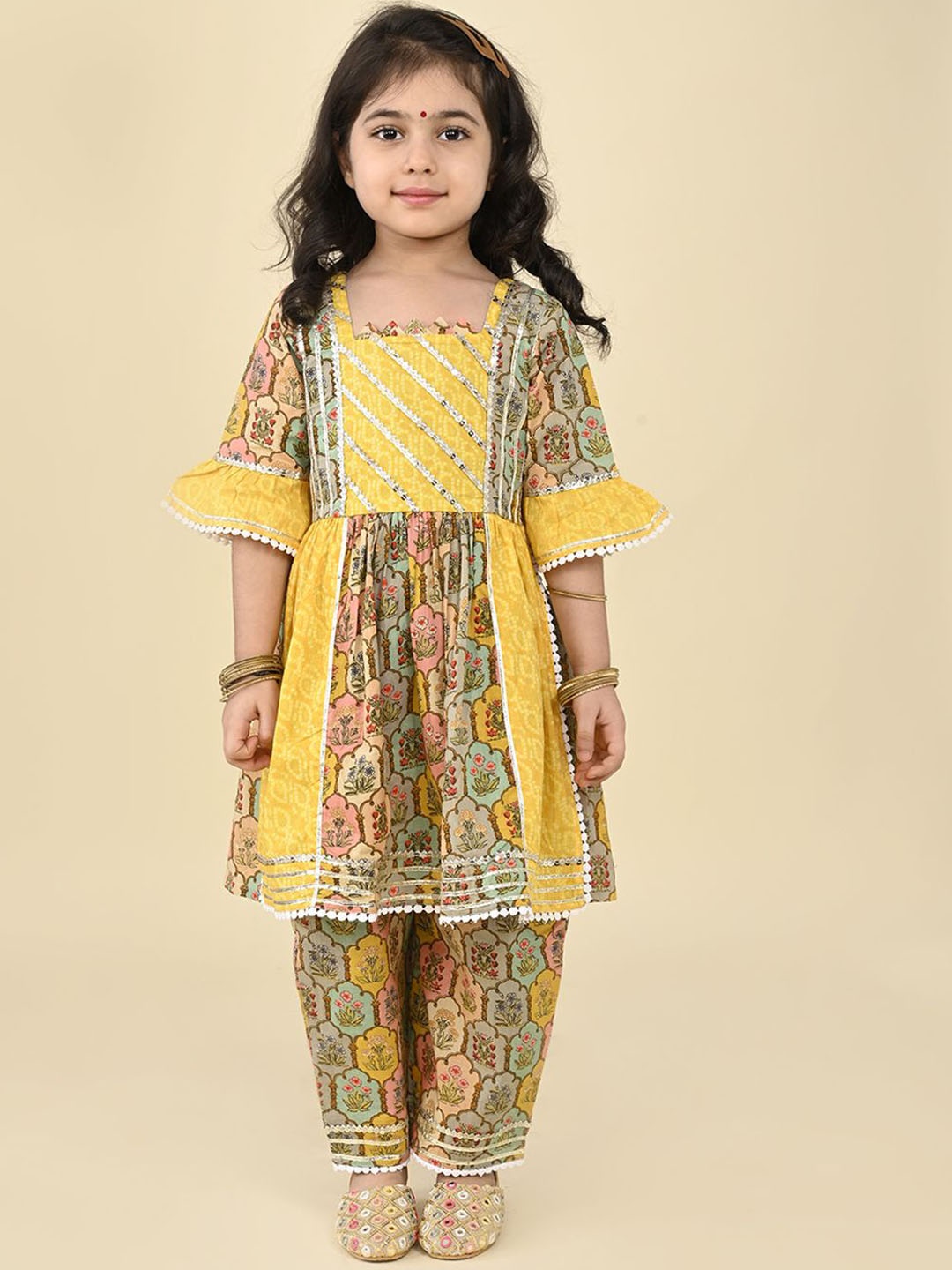 LIL PITAARA Girls Floral Printed Regular Gotta Patti Pure Cotton Anarkali Kurta & Trousers, Yellow
LIL PITAARA Girls Floral Printed Regular Gotta Patti Pure Cotton Anarkali Kurta & Trousers, Yellow