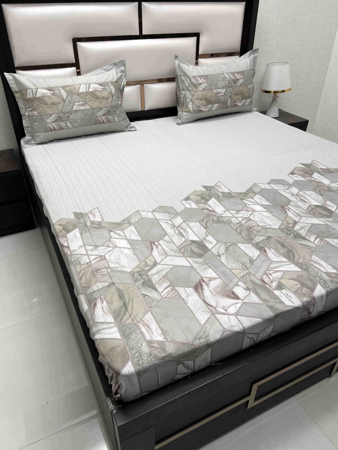 Pure Decor Royal Majestic Green Printed 400TC Pure Cotton King Bedsheet & 2 Pillow Covers
Pure Decor Royal Majestic Green Printed 400TC Pure Cotton King Bedsheet & 2 Pillow Covers