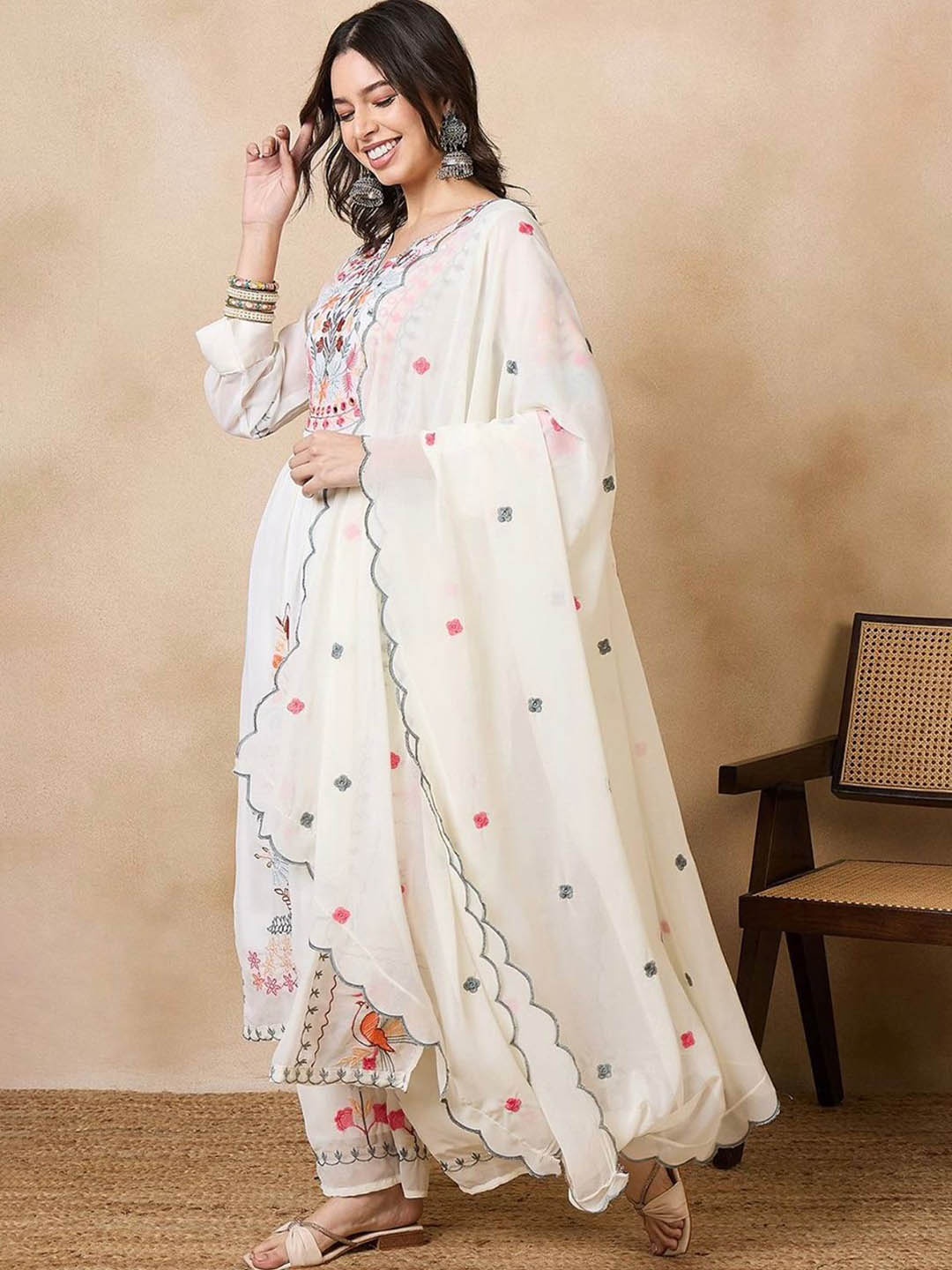 Molly & Michel Women Floral Embroidered Regular Kurti with Trousers & With Dupatta, White
Molly & Michel Women Floral Embroidered Regular Kurti with Trousers & With Dupatta, White