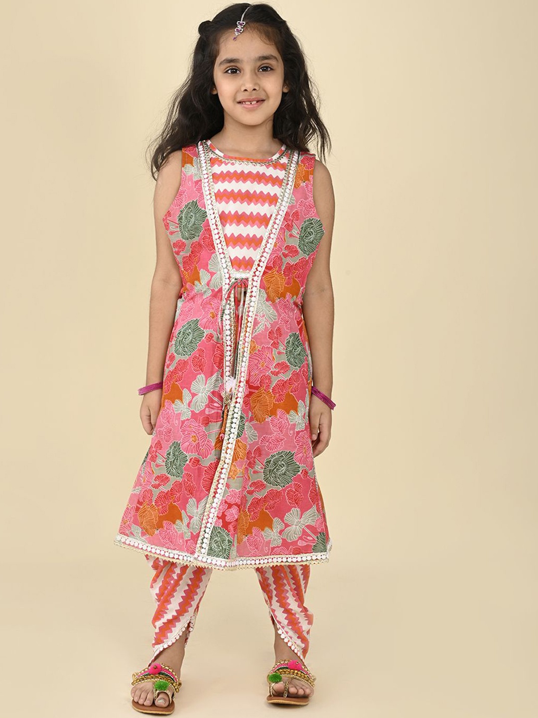 LIL PITAARA Girls Floral Printed Gotta Patti Pure Cotton Straight Top With Dhoti, Pink
LIL PITAARA Girls Floral Printed Gotta Patti Pure Cotton Straight Top With Dhoti, Pink