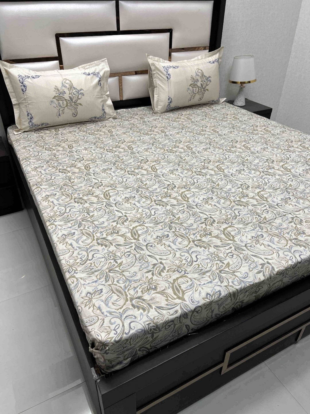 Pure Decor Royal Majestic Cream-Coloured Ethnic 400 TC King Bedsheet & 2 Pillow Covers
Pure Decor Royal Majestic Cream-Coloured Ethnic 400 TC King Bedsheet & 2 Pillow Covers