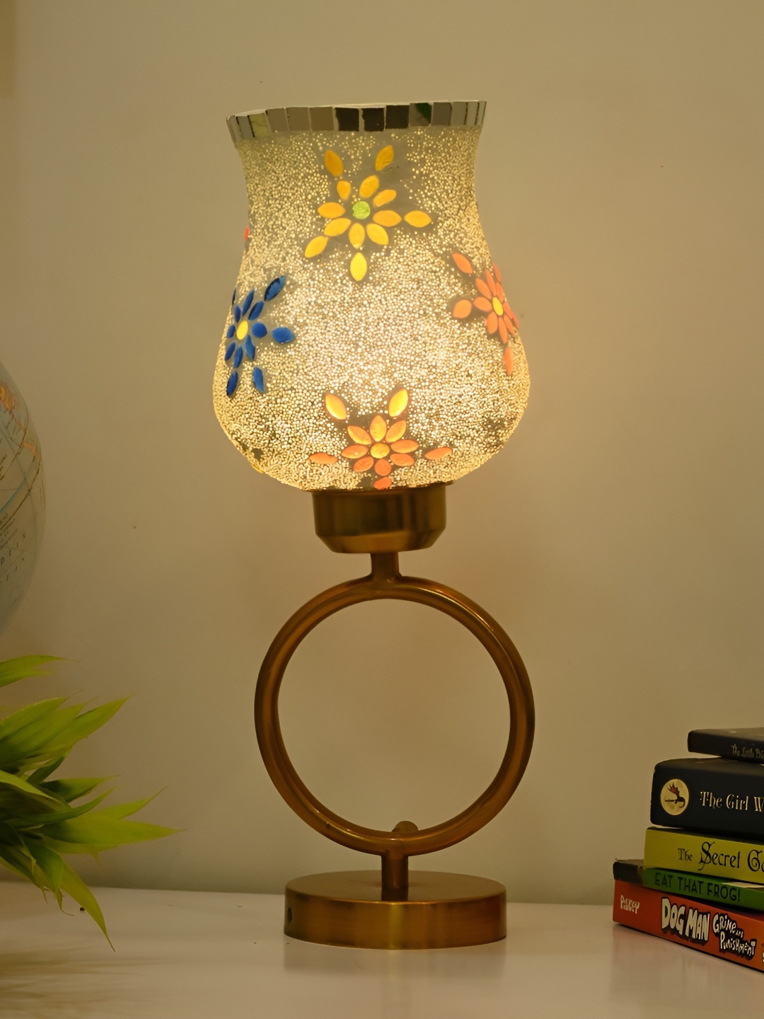 Afast White & Red Textured Traditional Bell Shaped Glass Table Lamp With Adjustable Cord
Afast White & Red Textured Traditional Bell Shaped Glass Table Lamp With Adjustable Cord