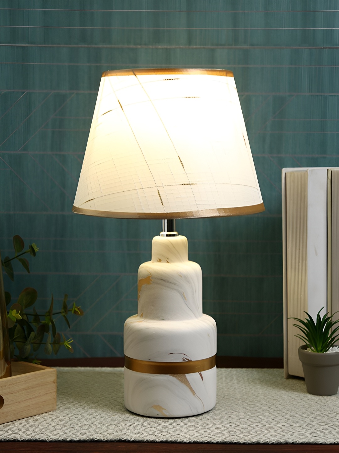 TAYHAA White & Gold-Toned Printed Ceramic Contemporary Frusturical Shaped Table Lamp
TAYHAA White & Gold-Toned Printed Ceramic Contemporary Frusturical Shaped Table Lamp