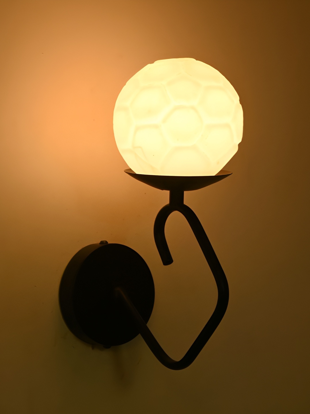 Afast White & Black Textured Glass Contemporary Spherical Shaped Wall Lamp
Afast White & Black Textured Glass Contemporary Spherical Shaped Wall Lamp
