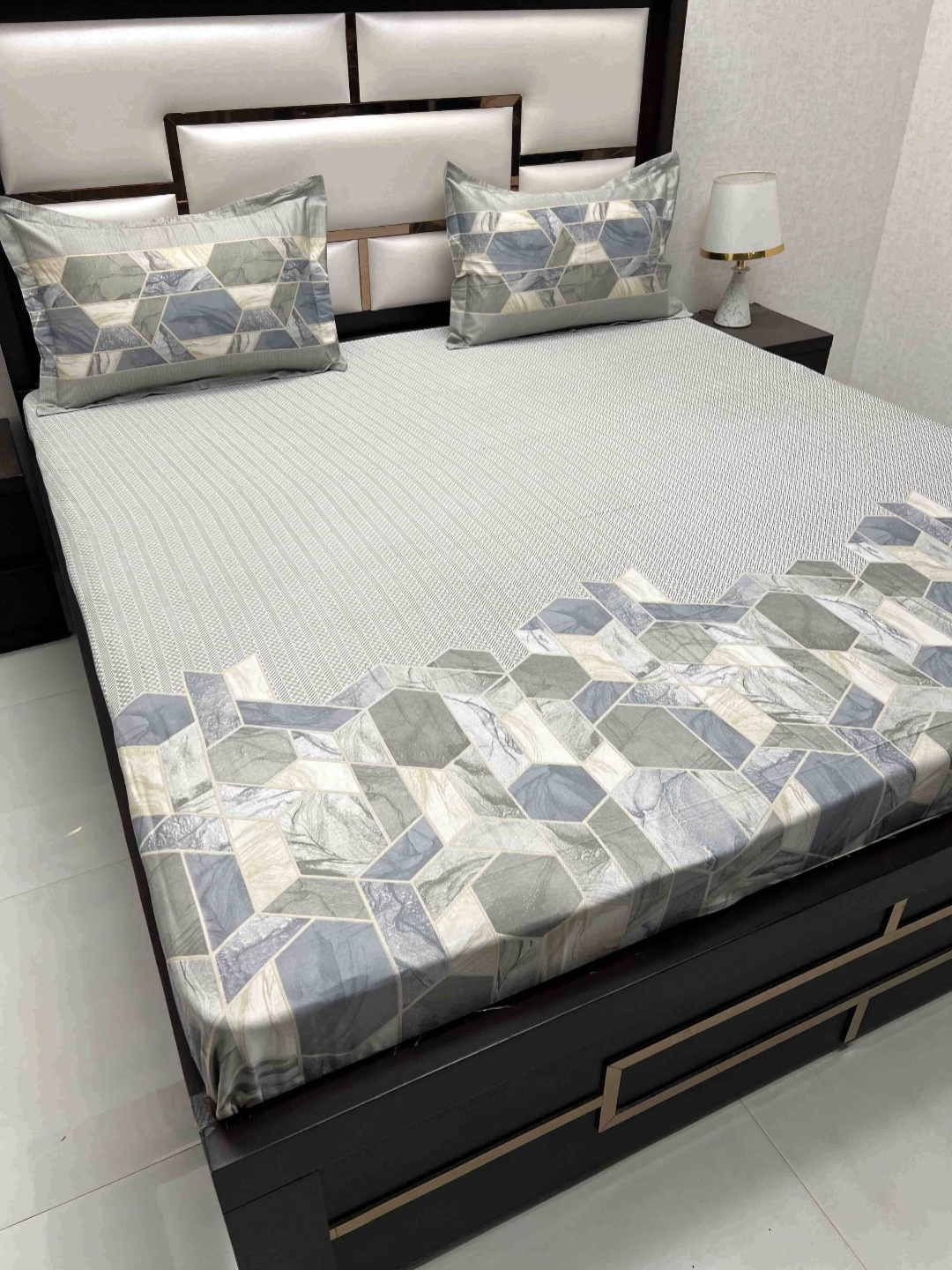Pure Decor Royal Majestic Grey Geometric 380TC Pure Cotton King Bedsheet & 2 Pillow Covers
Pure Decor Royal Majestic Grey Geometric 380TC Pure Cotton King Bedsheet & 2 Pillow Covers