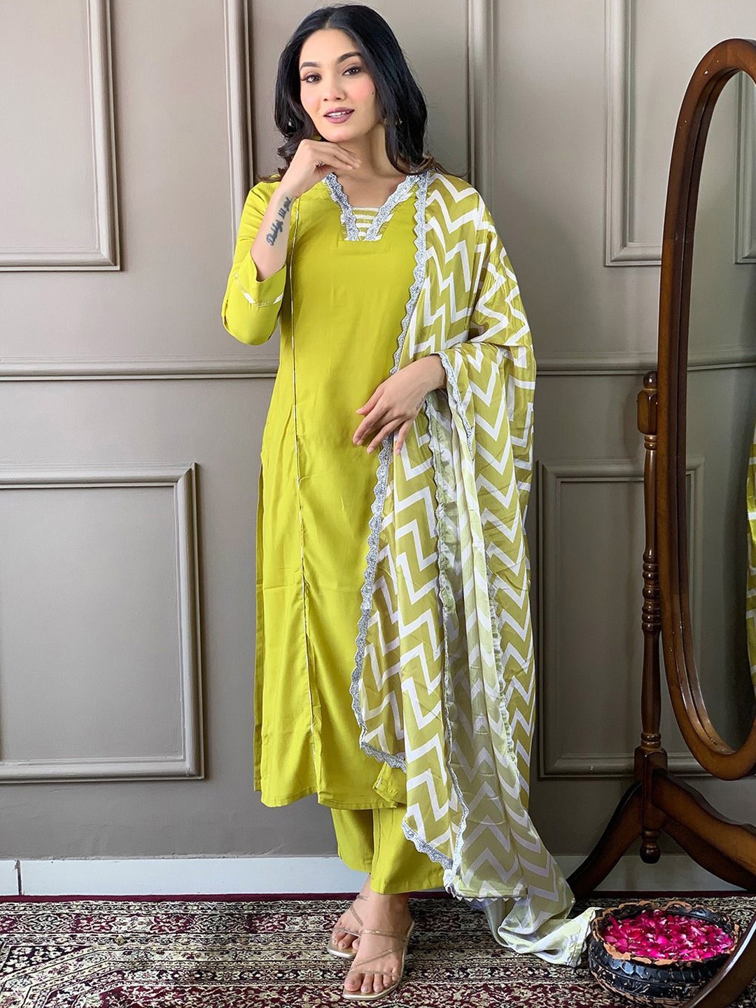 CaniBani V-Neck Three-Quarter Sleeves Chanderi Silk Straight Kurta with Trouser & Dupatta, Lime green
CaniBani V-Neck Three-Quarter Sleeves Chanderi Silk Straight Kurta with Trouser & Dupatta, Lime green