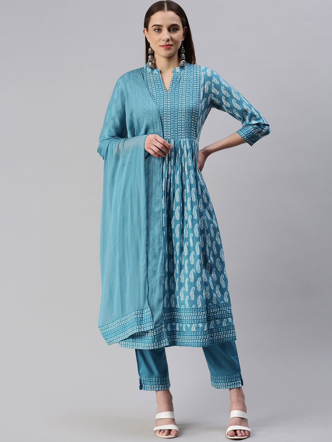 CHIRAAI Paisley Printed Mandarin Collar Sequinned Straight Kurta with Trousers & Dupatta, Blue
CHIRAAI Paisley Printed Mandarin Collar Sequinned Straight Kurta with Trousers & Dupatta, Blue