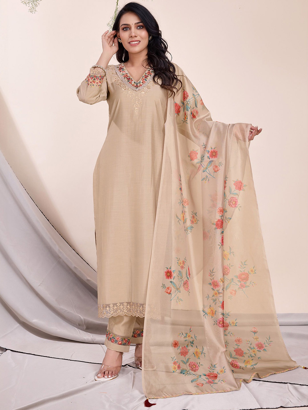 MOJILAA Floral Embroidered Thread Work Straight Kurta With Trousers & Dupatta, Khaki
MOJILAA Floral Embroidered Thread Work Straight Kurta With Trousers & Dupatta, Khaki