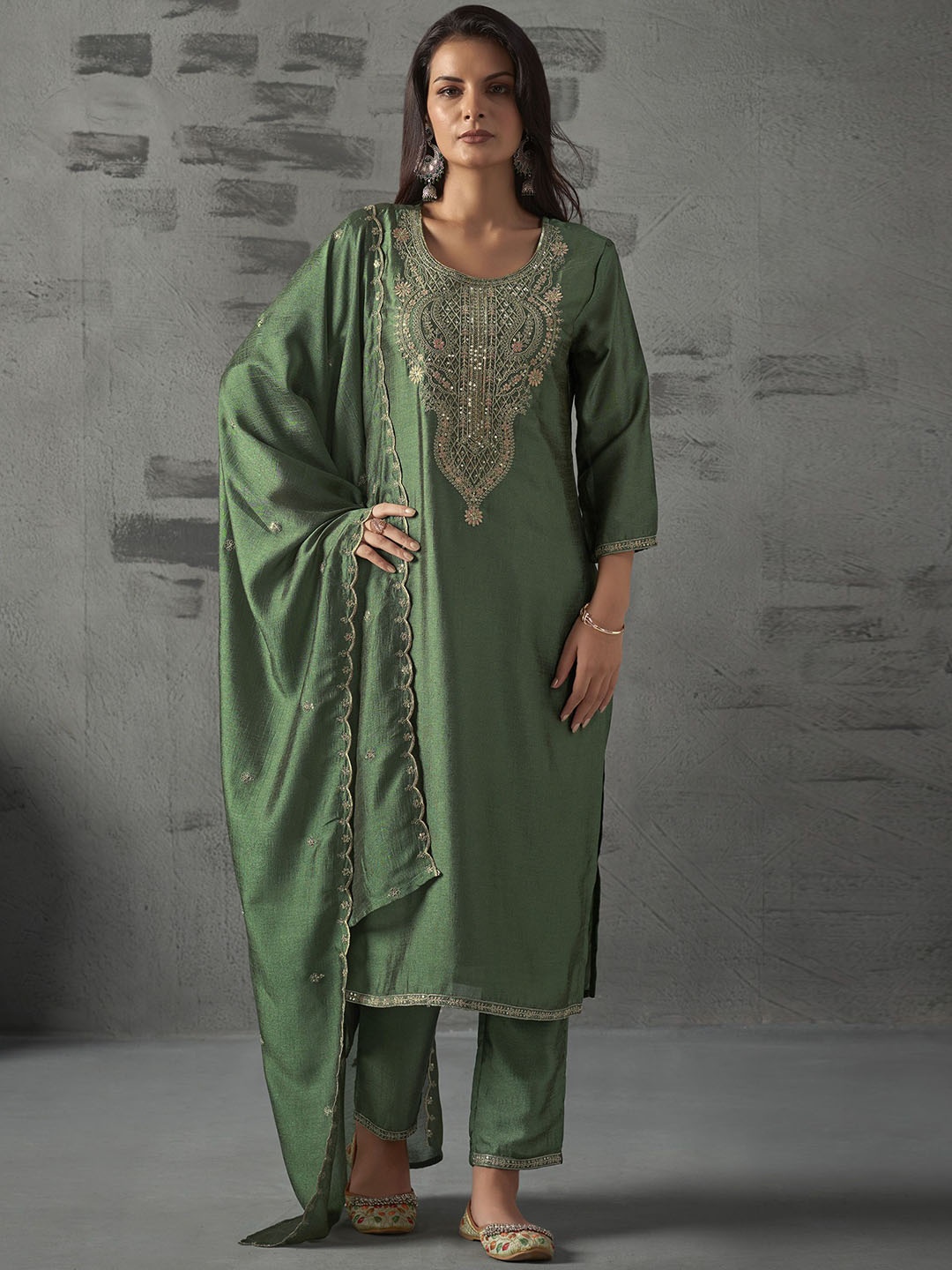 Anouk Ethnic Motifs Embroidered Zari Work Straight Kurta With Trousers & Dupatta, Green
Anouk Ethnic Motifs Embroidered Zari Work Straight Kurta With Trousers & Dupatta, Green