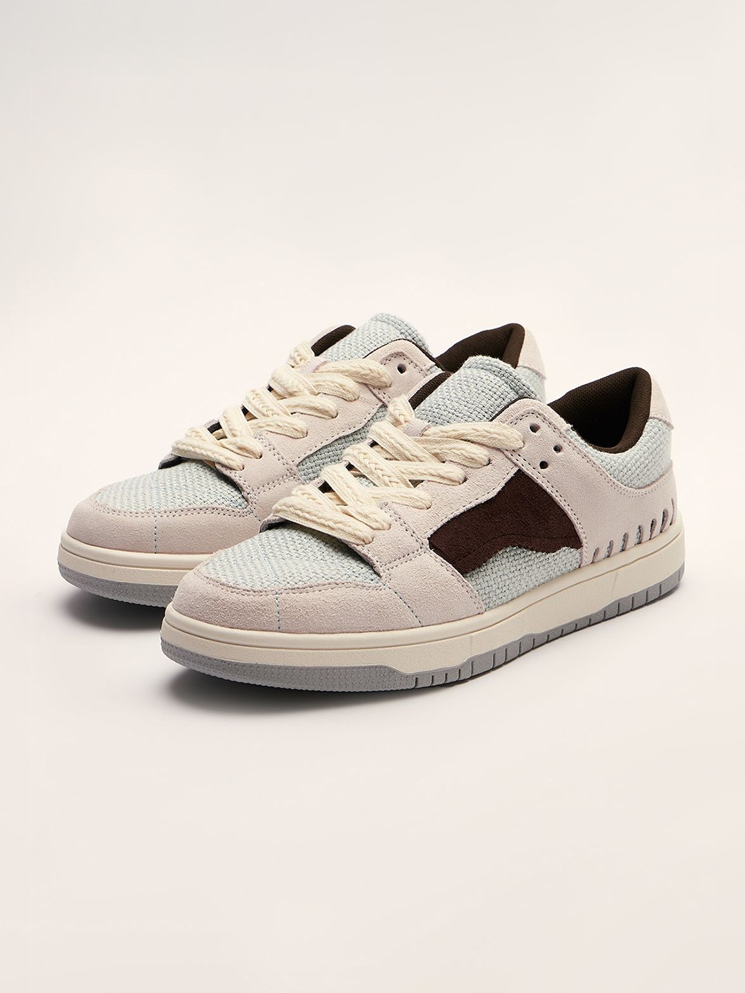 THE BEAR HOUSE Men Colourblocked Lightweight textured Lace Up Round Toe Casual Sneakers, White
THE BEAR HOUSE Men Colourblocked Lightweight textured Lace Up Round Toe Casual Sneakers, White