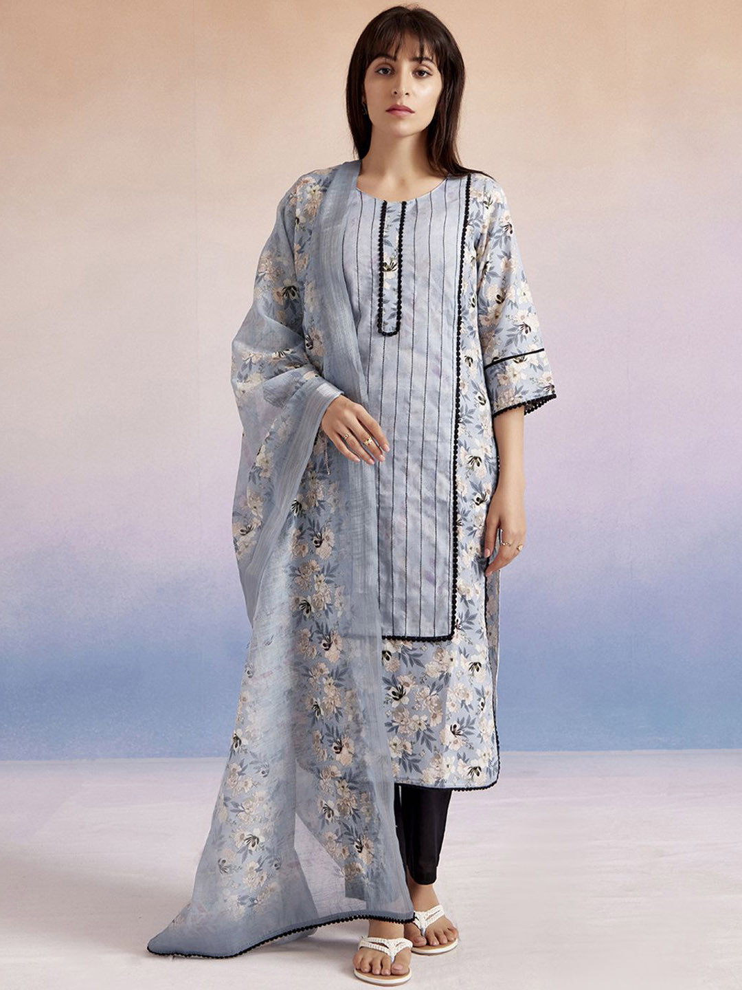 Jaipur Kurti Floral Printed Round Neck Straight Kurta With Trousers & Dupatta, Blue
Jaipur Kurti Floral Printed Round Neck Straight Kurta With Trousers & Dupatta, Blue