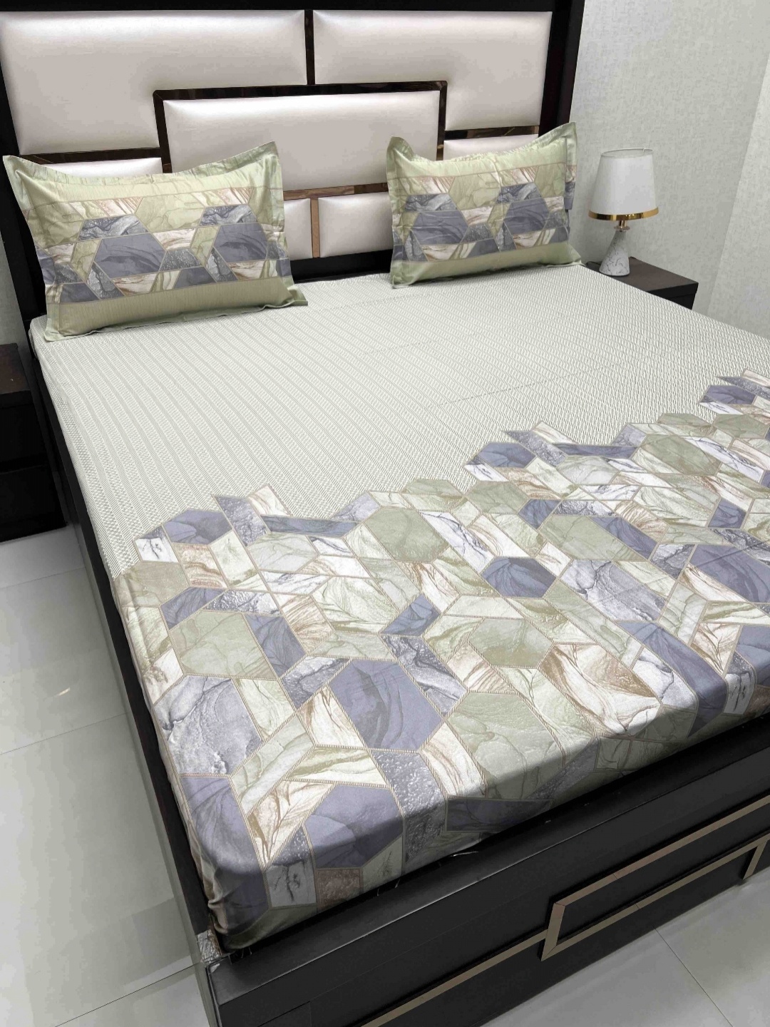 Pure Decor Royal Majestic Green Printed 380TC Pure Cotton King Bedsheet & 2 Pillow Covers
Pure Decor Royal Majestic Green Printed 380TC Pure Cotton King Bedsheet & 2 Pillow Covers