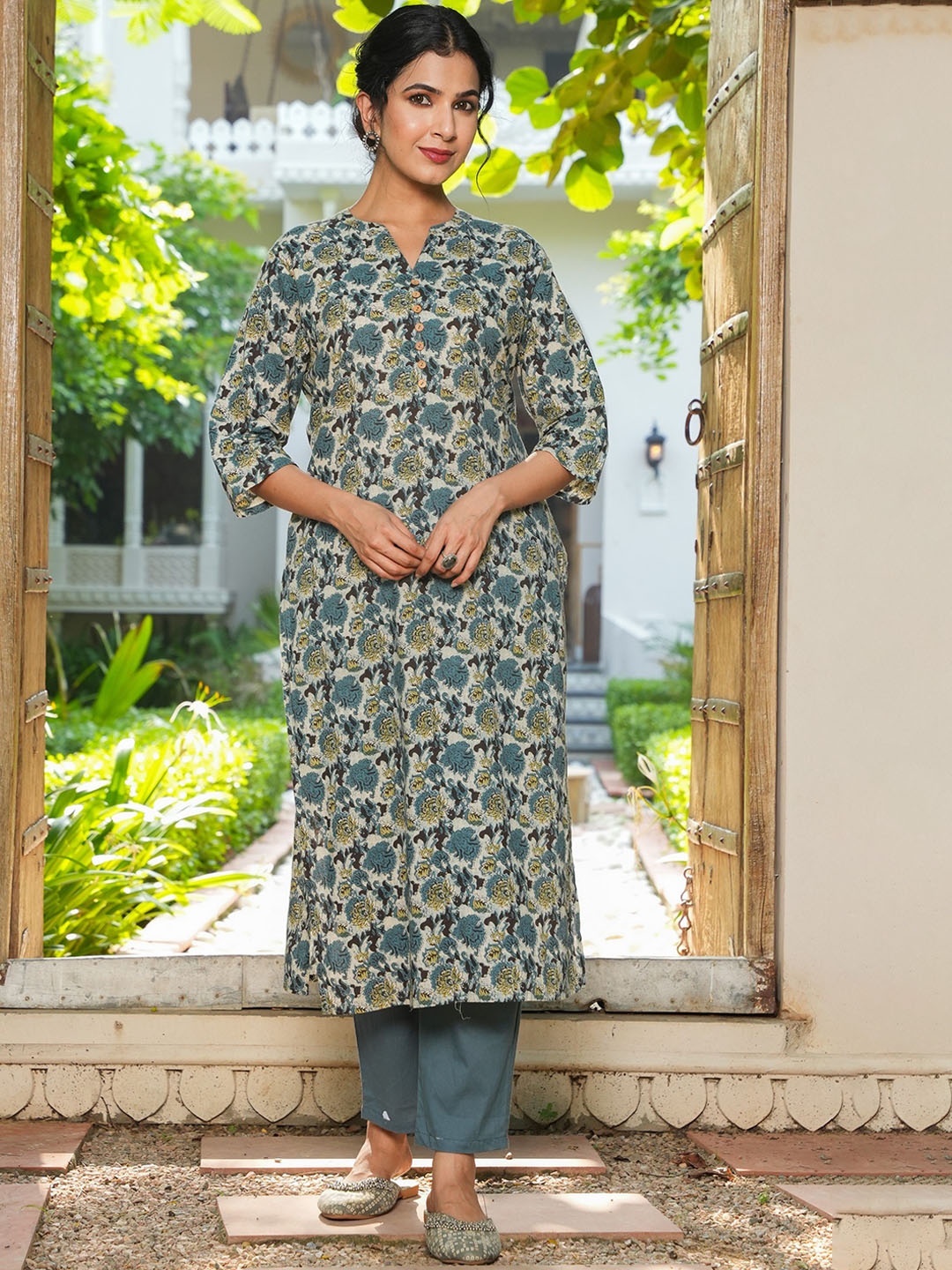 Aramya Floral Printed Mandarin Collar Pure Cotton Straight Kurta With Trousers, Grey
Aramya Floral Printed Mandarin Collar Pure Cotton Straight Kurta With Trousers, Grey