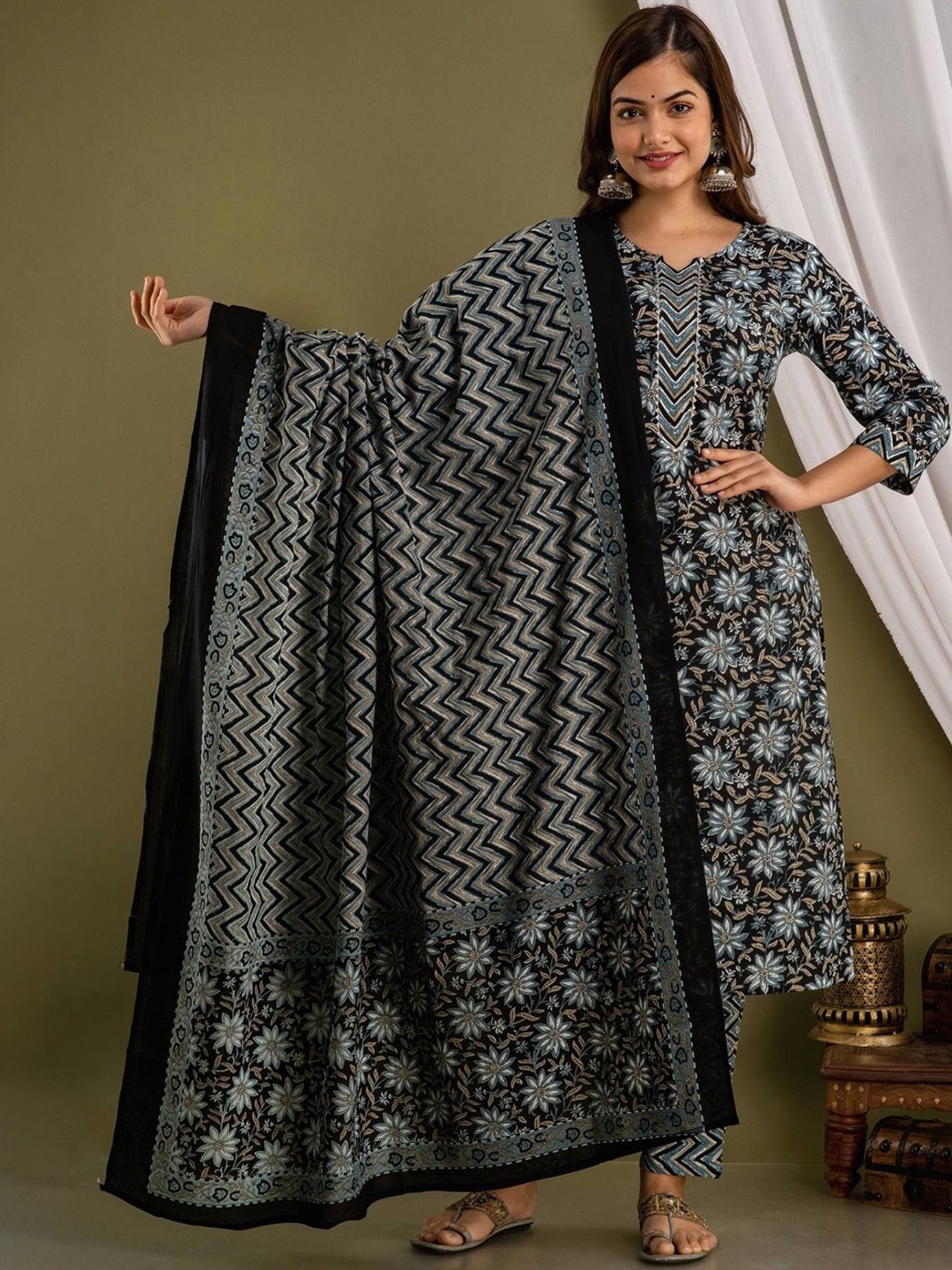P3D CREATION Floral Printed Gotta Patti Pure Cotton Kurta with Trousers & Dupatta, Black
P3D CREATION Floral Printed Gotta Patti Pure Cotton Kurta with Trousers & Dupatta, Black