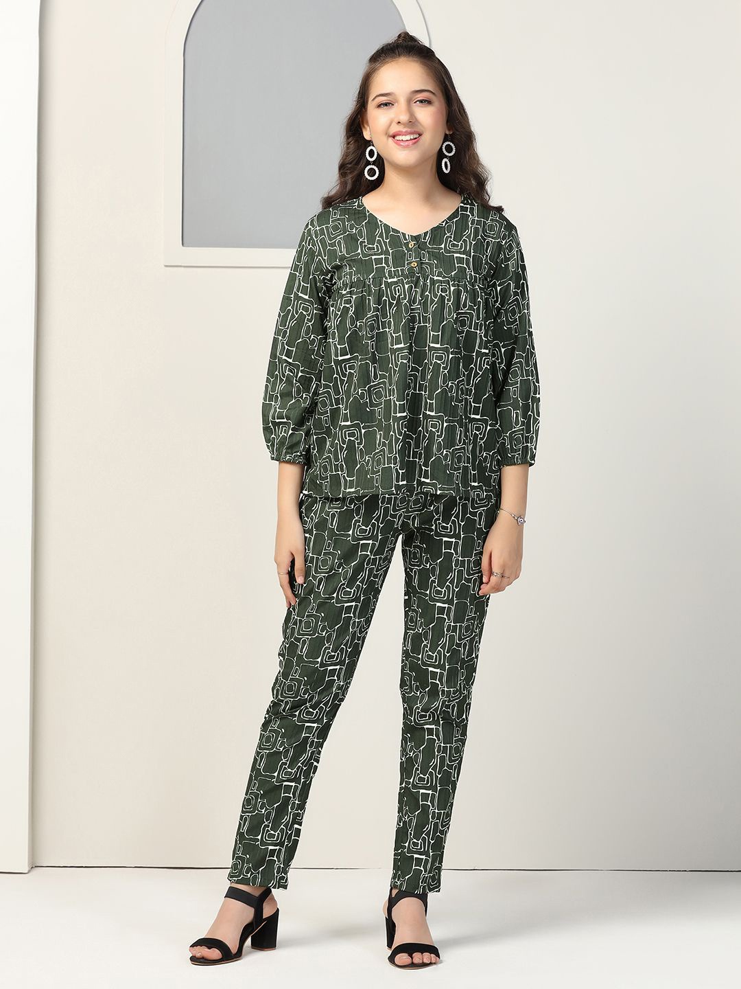 BAESD Girls Printed V-Neck Three-Quarter Sleeves Cotton Blend Top with Trousers, Green
BAESD Girls Printed V-Neck Three-Quarter Sleeves Cotton Blend Top with Trousers, Green