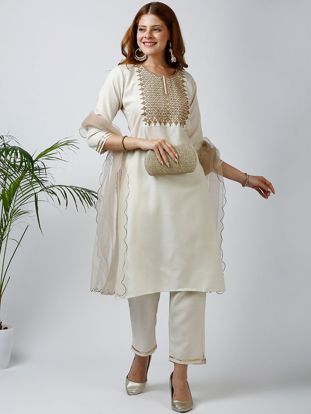 BHUMIKA CREATION Geometric Embroidered Thread Work Straight Kurta With Trousers & Dupatta, White
BHUMIKA CREATION Geometric Embroidered Thread Work Straight Kurta With Trousers & Dupatta, White