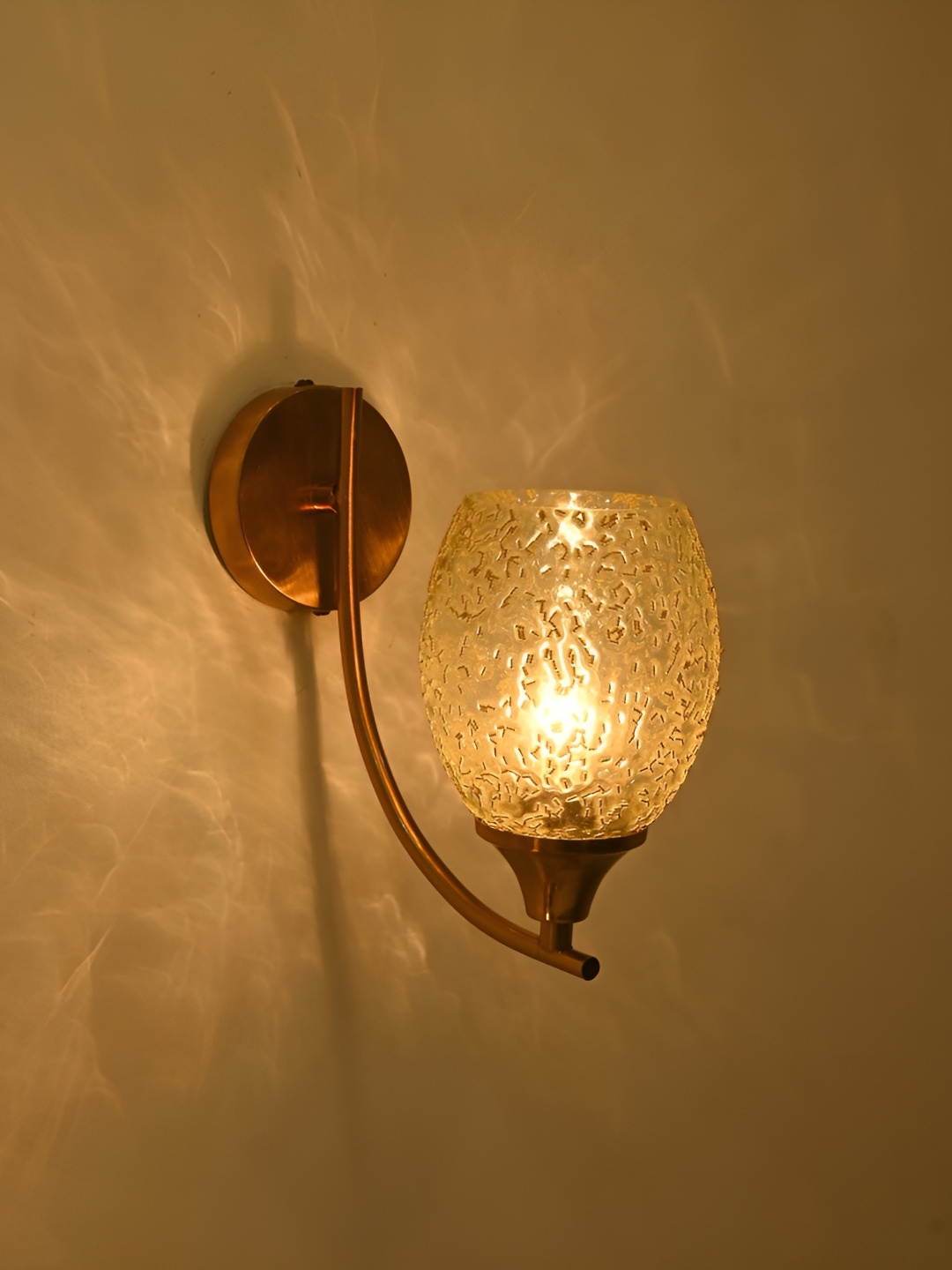 Afast White & Gold Toned Textured Glass Contemporary Cylinder Shaped Wall Lamp
Afast White & Gold Toned Textured Glass Contemporary Cylinder Shaped Wall Lamp