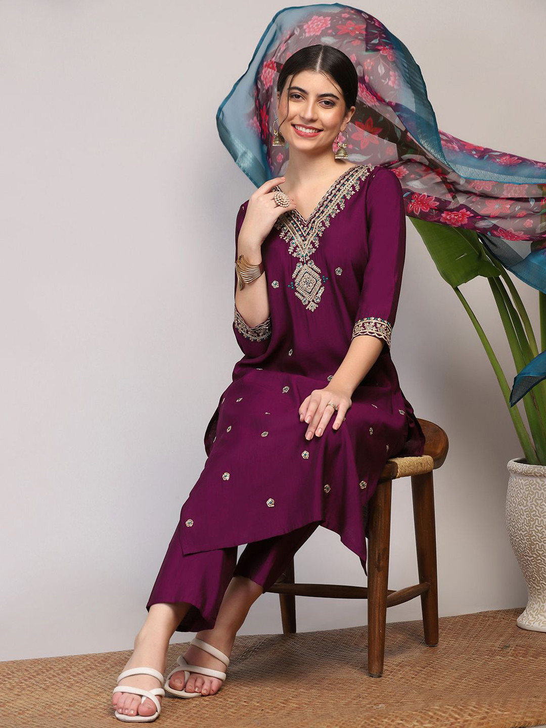 FASHION DREAM Ethnic Motifs Embroidered Thread Work Straight Kurta With Trousers & Dupatta, Purple
FASHION DREAM Ethnic Motifs Embroidered Thread Work Straight Kurta With Trousers & Dupatta, Purple