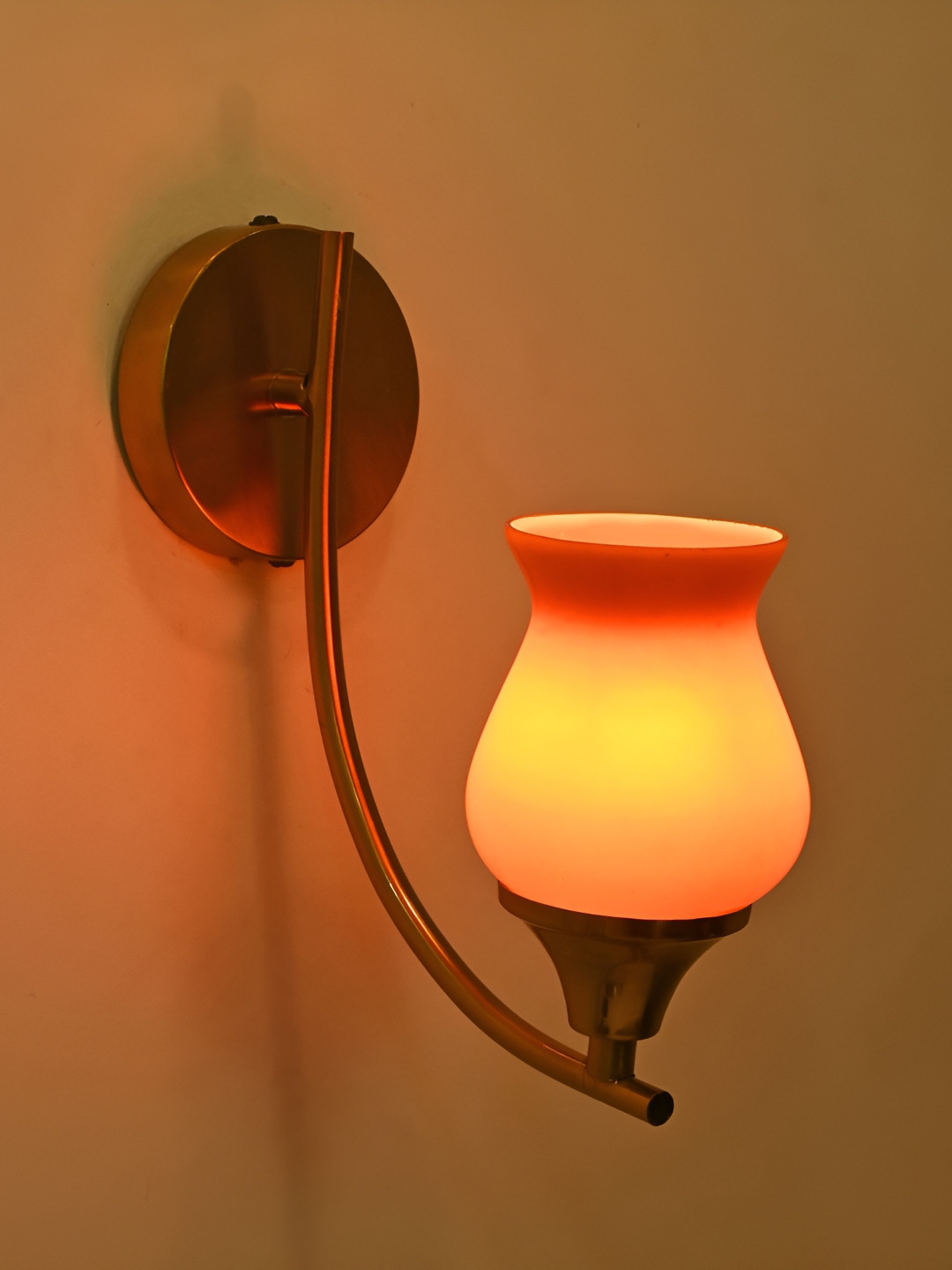 Afast Gold-Toned & Orange Coloured Glass Bell Shaped Wall Lamp
Afast Gold-Toned & Orange Coloured Glass Bell Shaped Wall Lamp