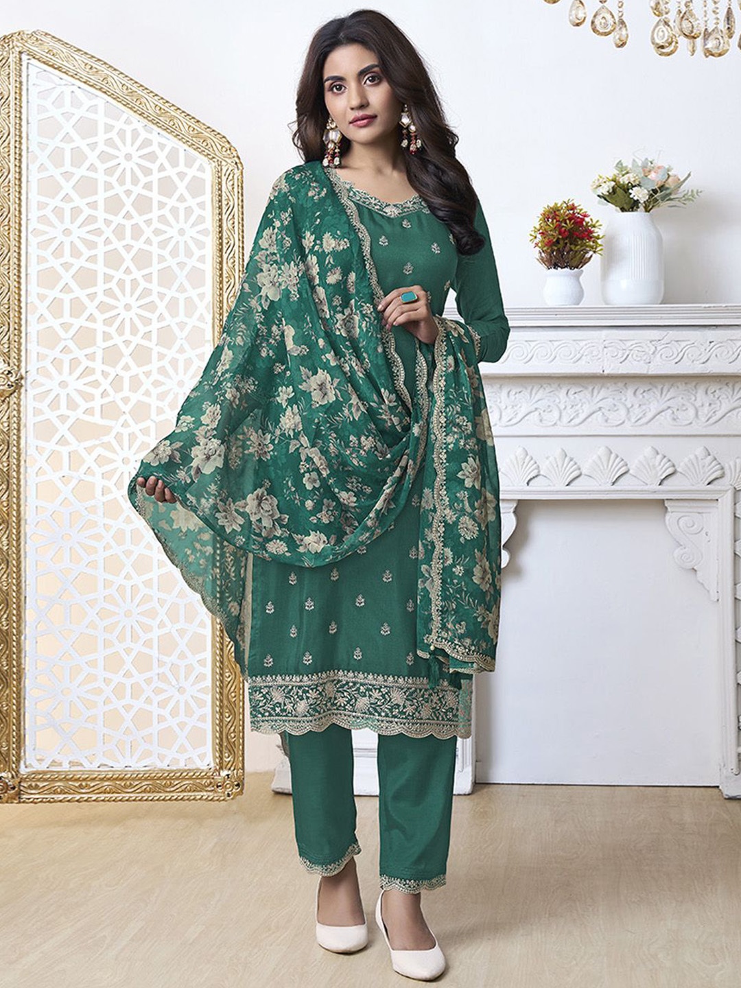 Seerat Women Ethnic Motifs Embroidered Regular Thread Work Pure Silk Kurti with Trousers & With Dupatta, Green
Seerat Women Ethnic Motifs Embroidered Regular Thread Work Pure Silk Kurti with Trousers & With Dupatta, Green