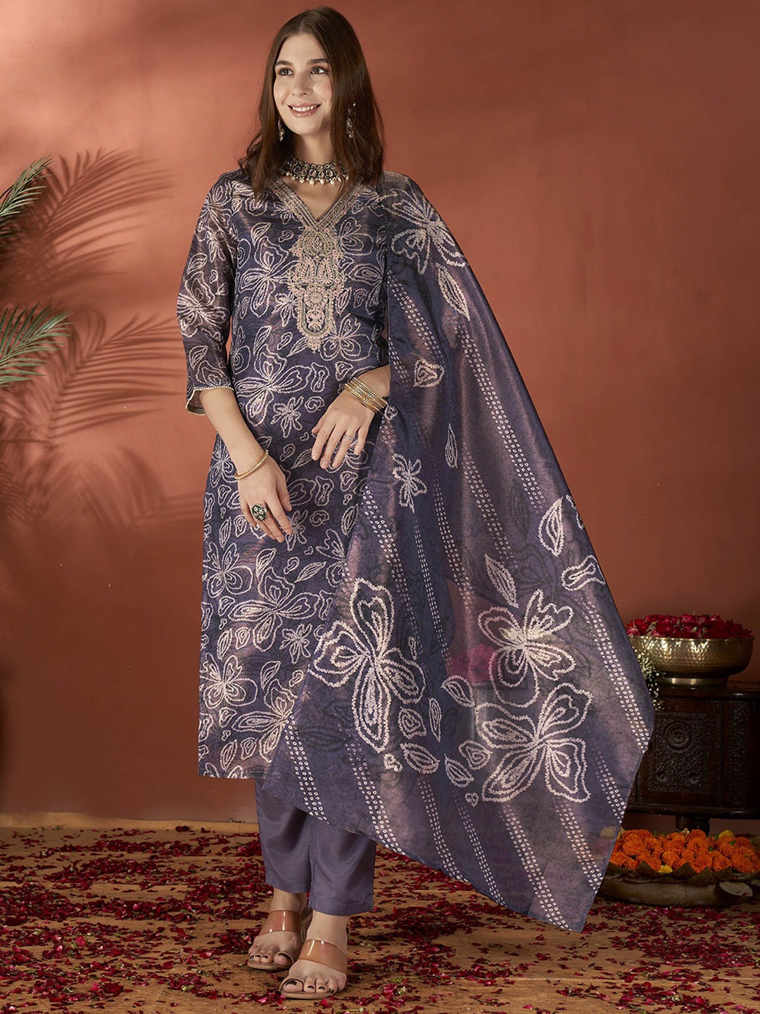 Anouk Floral Embroidered Regular Thread Work Straight Kurta With Trousers & Dupatta, Purple
Anouk Floral Embroidered Regular Thread Work Straight Kurta With Trousers & Dupatta, Purple