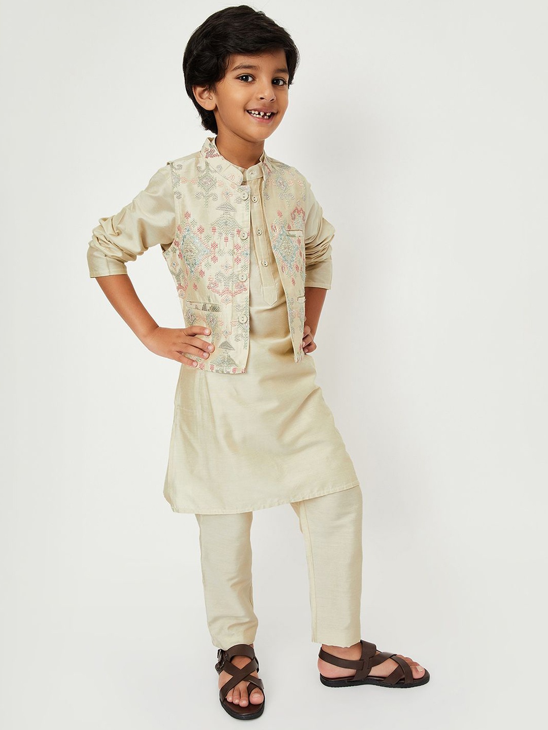 max Boys Embroidered Thread Work Band Collar Straight Kurta With Pyjamas & Waistcoat, White
max Boys Embroidered Thread Work Band Collar Straight Kurta With Pyjamas & Waistcoat, White