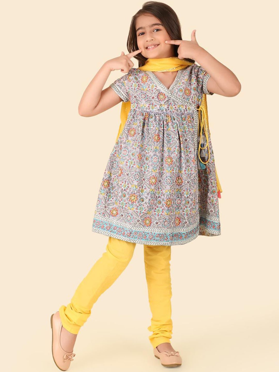 Fabindia Girls Ethnic Motifs Printed A-Line Pure Cotton Kurta with Churidar & Dupatta, Grey
Fabindia Girls Ethnic Motifs Printed A-Line Pure Cotton Kurta with Churidar & Dupatta, Grey