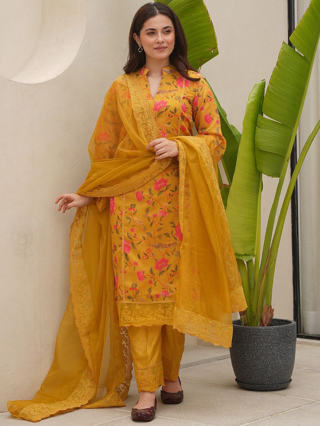 OneWe Saaya Floral Printed Mandarin Collar Chanderi Silk Kurta with Trousers & Dupatta, Mustard
OneWe Saaya Floral Printed Mandarin Collar Chanderi Silk Kurta with Trousers & Dupatta, Mustard