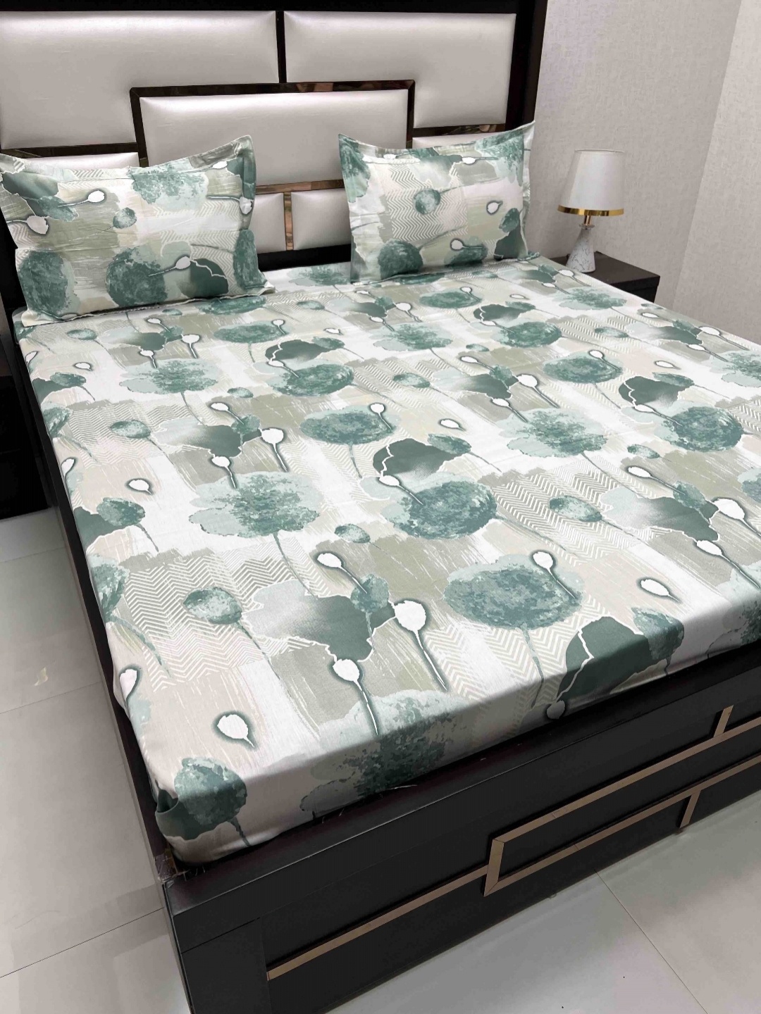 Pure Decor Green & White Pure Cotton Printed 350 TC King Bedsheet with 2 Pillow Covers
Pure Decor Green & White Pure Cotton Printed 350 TC King Bedsheet with 2 Pillow Covers