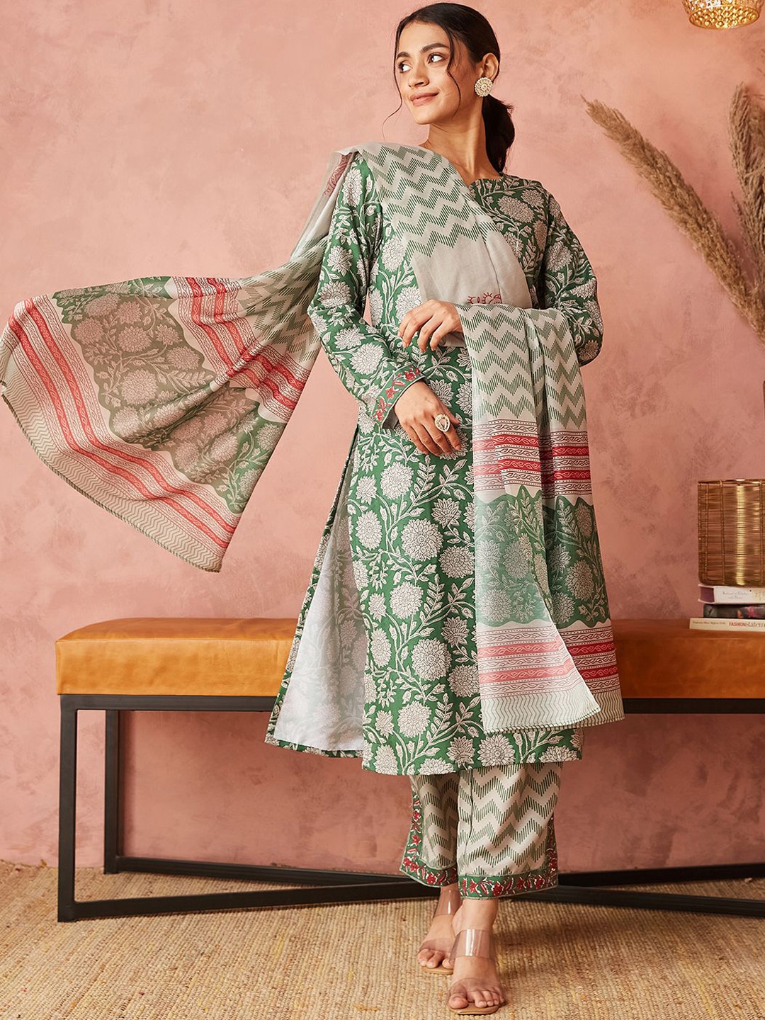 SKYLEE Floral Printed Sweetheart Neck Straight Kurta With Trousers & Dupatta, Beige
SKYLEE Floral Printed Sweetheart Neck Straight Kurta With Trousers & Dupatta, Beige