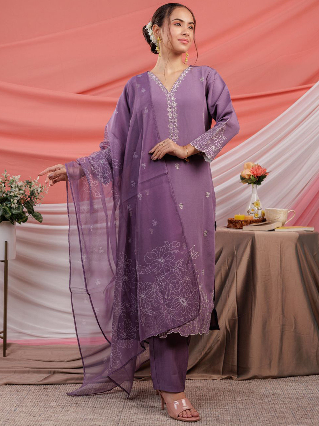 Yufta Lavender Floral Embroidered V-Neck Sequinned Straight Kurta With Trousers & Dupatta
Yufta Lavender Floral Embroidered V-Neck Sequinned Straight Kurta With Trousers & Dupatta