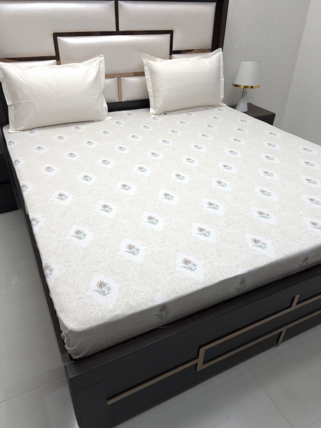 Pure Decor Beige & Grey Floral Pure Cotton 330 TC King Bedsheet with 2 Pillow Covers
Pure Decor Beige & Grey Floral Pure Cotton 330 TC King Bedsheet with 2 Pillow Covers