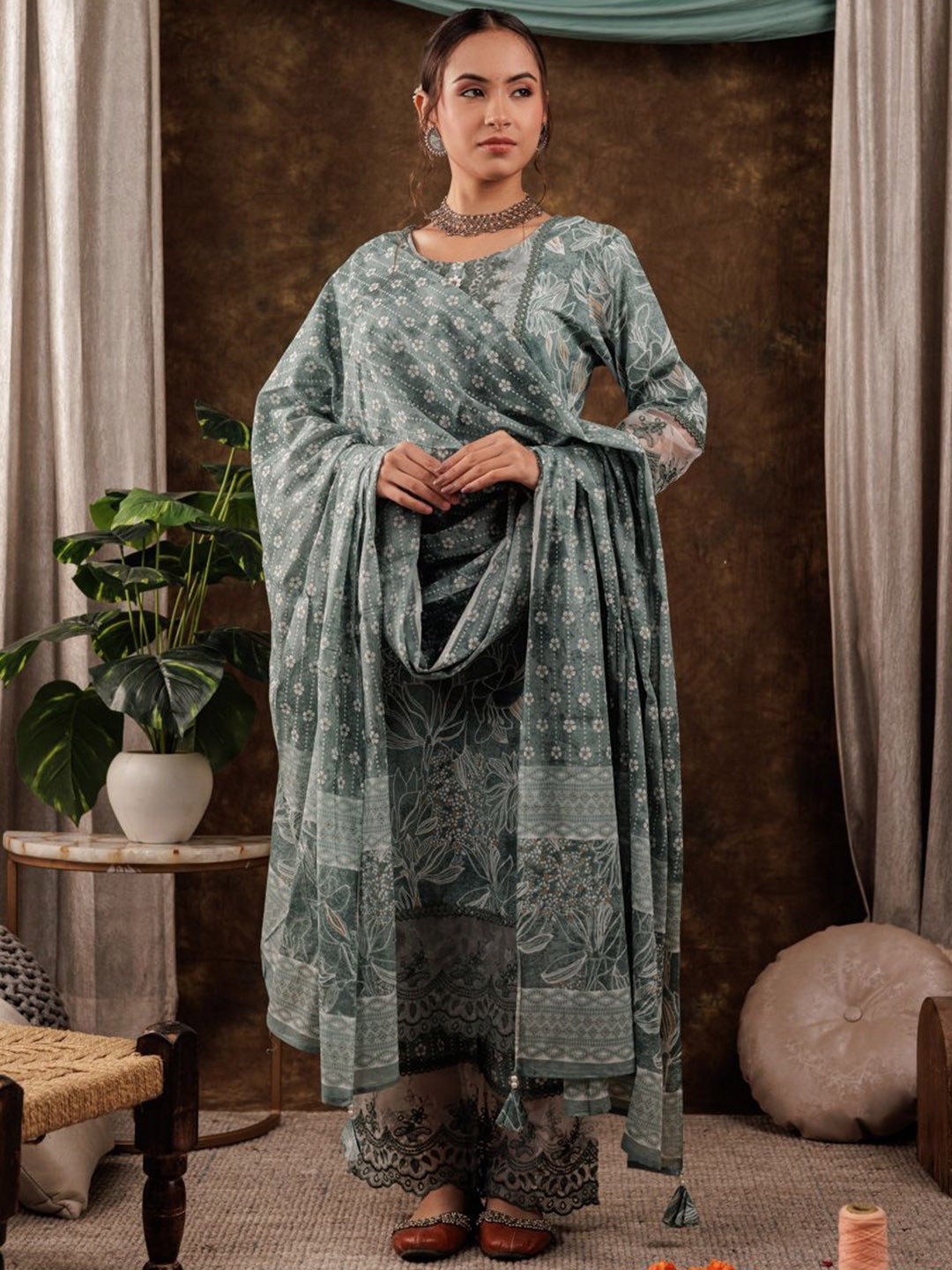 Yufta Floral Printed Regular Thread Work Pure Cotton Kurta With Trousers & Dupatta, Green
Yufta Floral Printed Regular Thread Work Pure Cotton Kurta With Trousers & Dupatta, Green