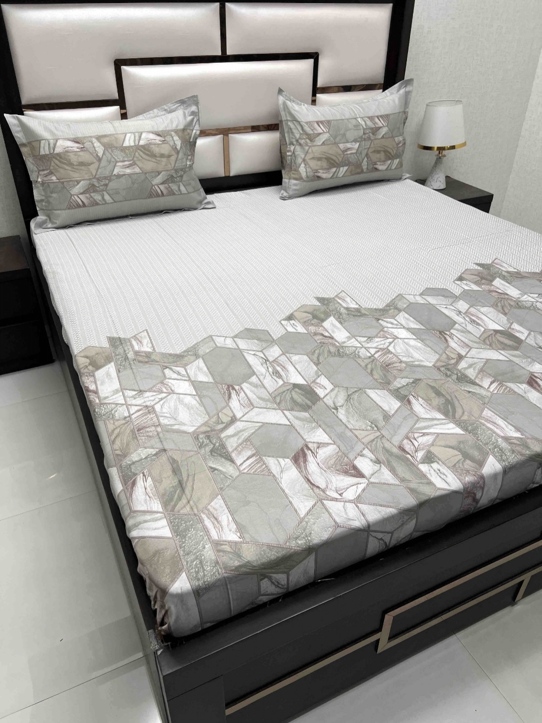 Pure Decor Green & White Printed 330 TC Pure Cotton King Bedsheet with 2 Pillow Covers
Pure Decor Green & White Printed 330 TC Pure Cotton King Bedsheet with 2 Pillow Covers