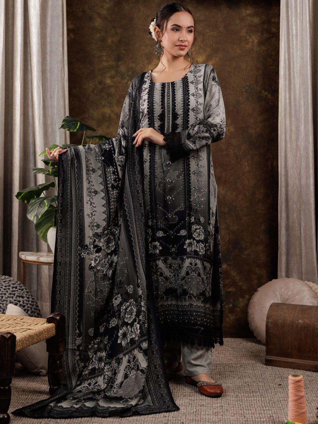 Yufta Ethnic Motif Embroidered Regular Thread Work Pure Silk Kurta With Trousers & Dupatta, Grey
Yufta Ethnic Motif Embroidered Regular Thread Work Pure Silk Kurta With Trousers & Dupatta, Grey