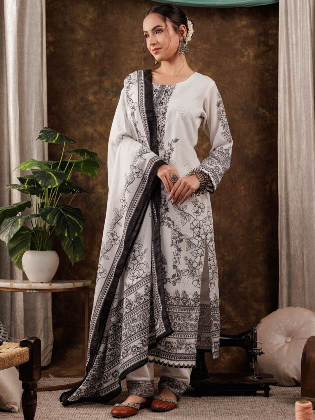 Yufta White Ethnic Motifs Printed Pure Cotton schiffli Kurta with Trousers & With Dupatta
Yufta White Ethnic Motifs Printed Pure Cotton schiffli Kurta with Trousers & With Dupatta