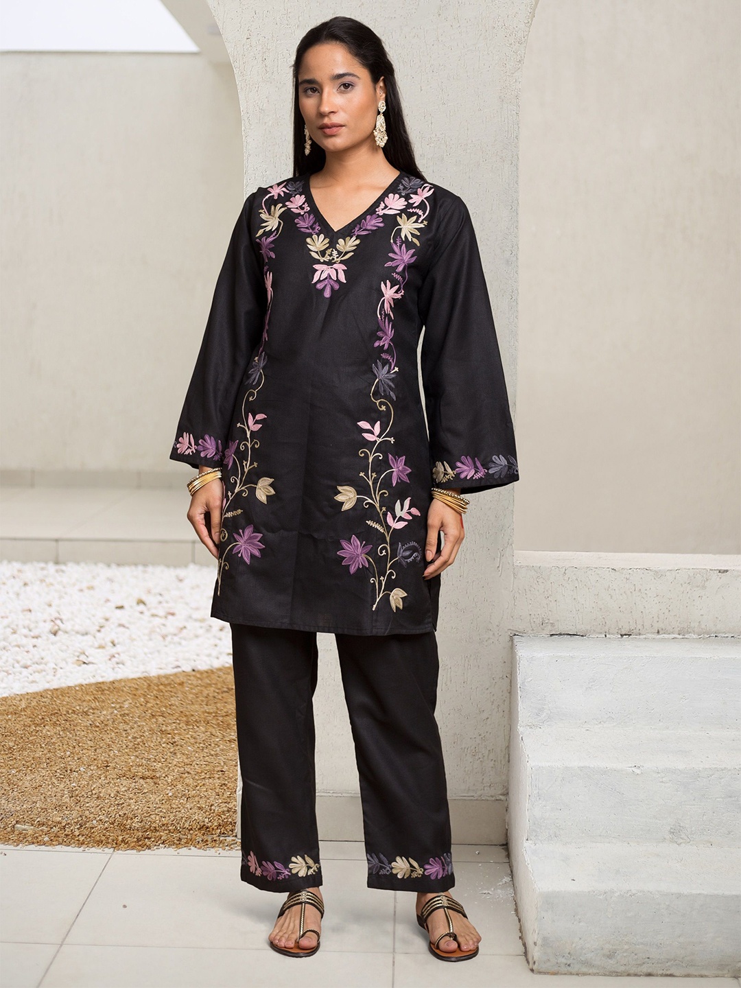 HOUSE OF KARI Floral Embroidered Thread Work Straight Falak Kashmiri Kurta With Trousers, Black
HOUSE OF KARI Floral Embroidered Thread Work Straight Falak Kashmiri Kurta With Trousers, Black