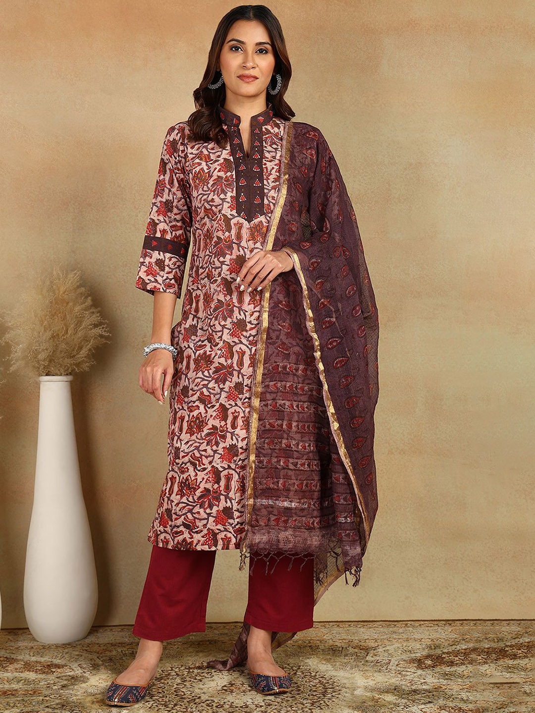 Tahiliya Floral Printed Mandarin Collar Thread Work Pure Cotton Straight Kurta, Maroon
Tahiliya Floral Printed Mandarin Collar Thread Work Pure Cotton Straight Kurta, Maroon