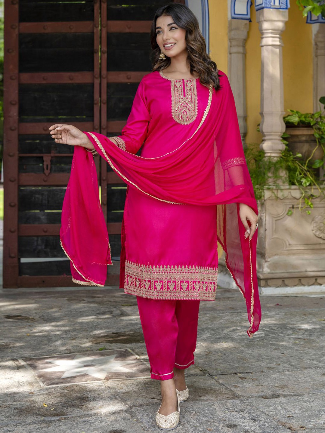 VredeVogel Ethnic Motifs Embroidered Yoke Design Sequined Kurta With Trousers & Dupatta, Pink
VredeVogel Ethnic Motifs Embroidered Yoke Design Sequined Kurta With Trousers & Dupatta, Pink