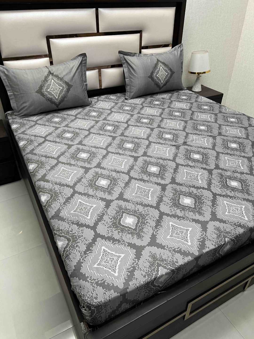 Pure Decor Grey & White Geometric Pure Cotton 330 TC King Bedsheet with 2 Pillow Covers
Pure Decor Grey & White Geometric Pure Cotton 330 TC King Bedsheet with 2 Pillow Covers