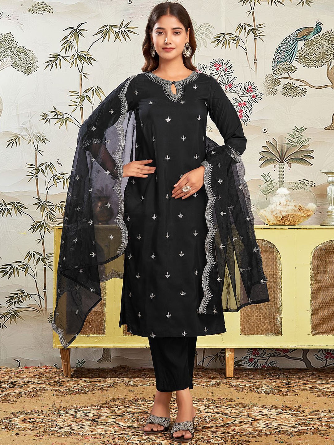 SKYLEE Floral Embroidered Sequinned Keyhole Neck Straight Kurta With Trousers & Dupatta, Black
SKYLEE Floral Embroidered Sequinned Keyhole Neck Straight Kurta With Trousers & Dupatta, Black
