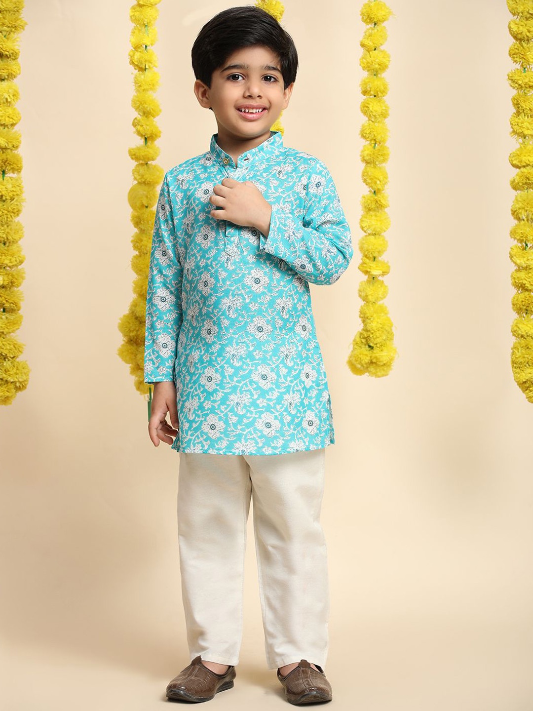 Cutiekins Boys Floral Printed Band Collar Straight Kurta With Trousers, Turquoise blue
Cutiekins Boys Floral Printed Band Collar Straight Kurta With Trousers, Turquoise blue