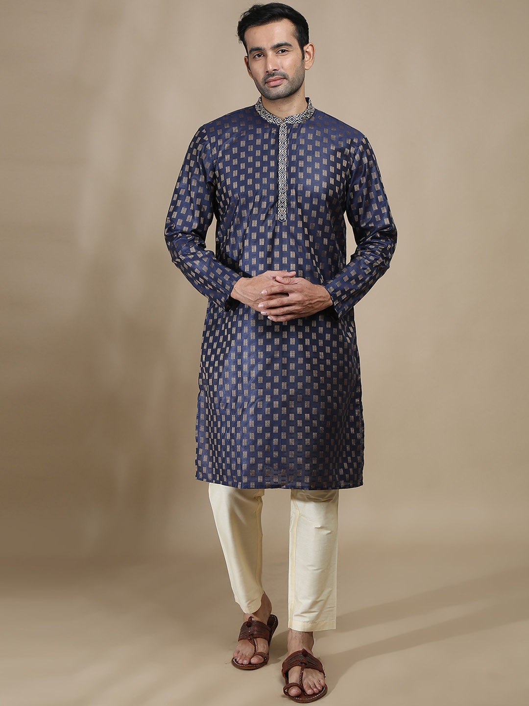 FILORI Geometric Woven Design Jacquard Weave Mandarin Collar Straight Kurta with Pyjamas, Navy blue
FILORI Geometric Woven Design Jacquard Weave Mandarin Collar Straight Kurta with Pyjamas, Navy blue