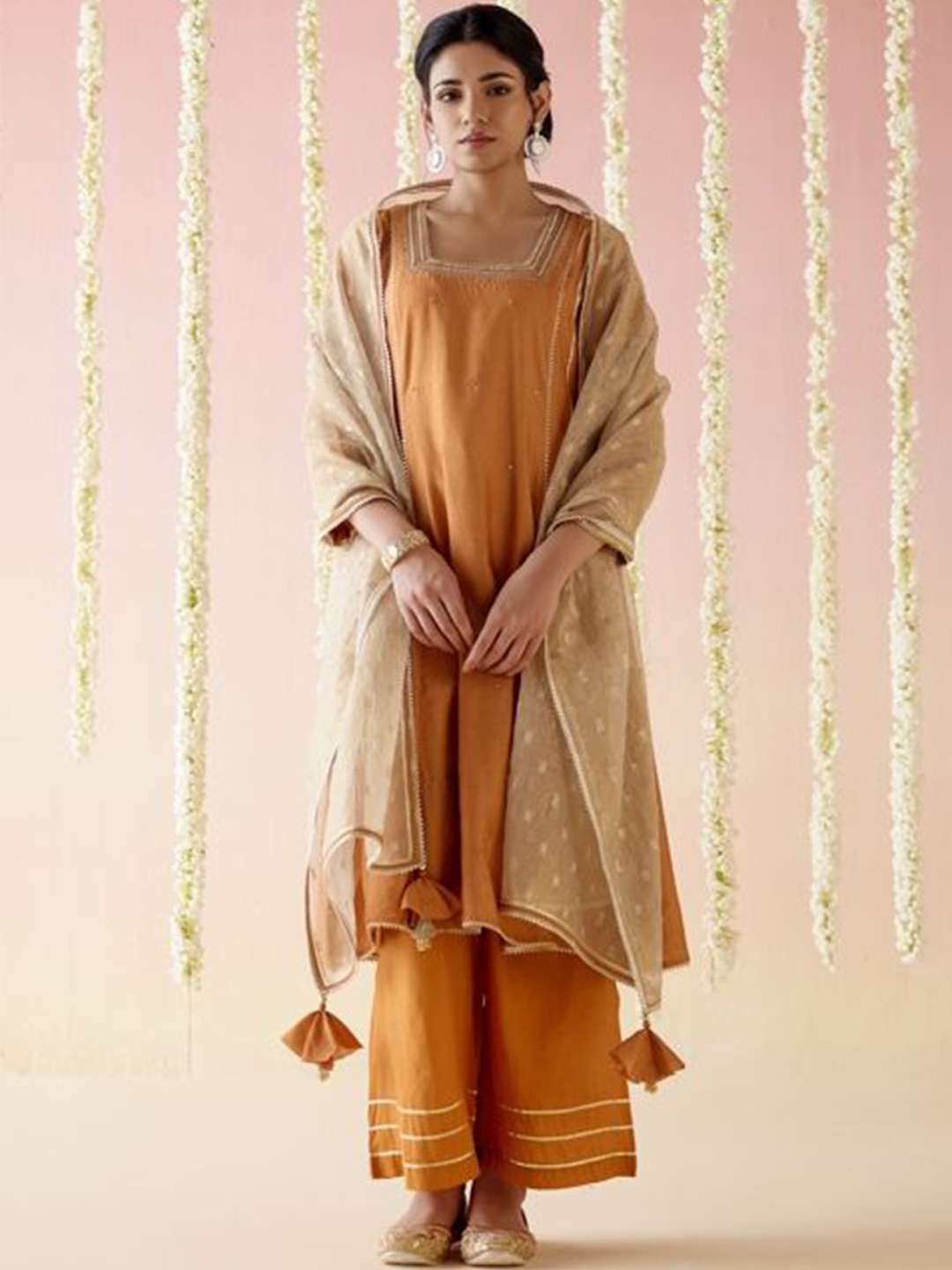 NERO Women Floral Embroidered Regular Chanderi Silk Kurta with Palazzos & With Dupatta, Orange
NERO Women Floral Embroidered Regular Chanderi Silk Kurta with Palazzos & With Dupatta, Orange
