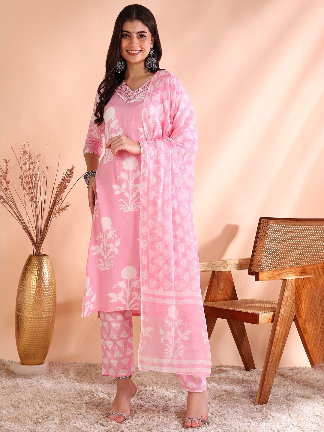 Ode by House of Pataudi Printed Thread Work Pure Cotton Kurta With Trousers & Dupatta, Pink
Ode by House of Pataudi Printed Thread Work Pure Cotton Kurta With Trousers & Dupatta, Pink