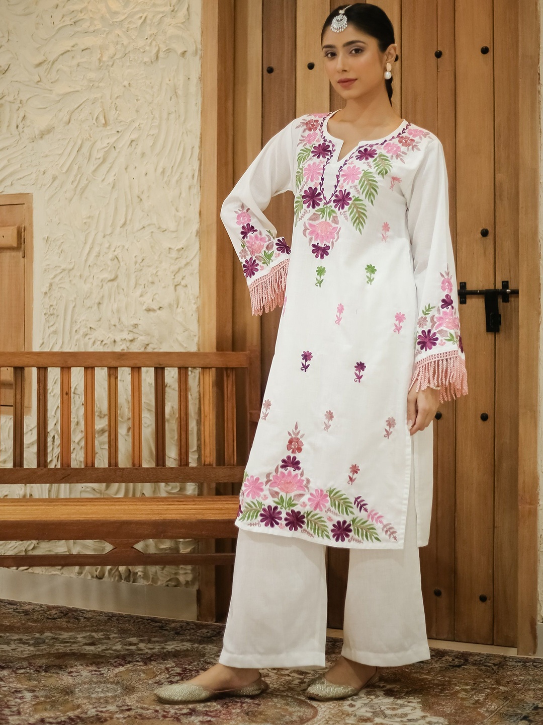HOUSE OF KARI Falak Kashmiri Embroidered Flared Sleeves Thread Work Cotton Straight Kurta, White
HOUSE OF KARI Falak Kashmiri Embroidered Flared Sleeves Thread Work Cotton Straight Kurta, White